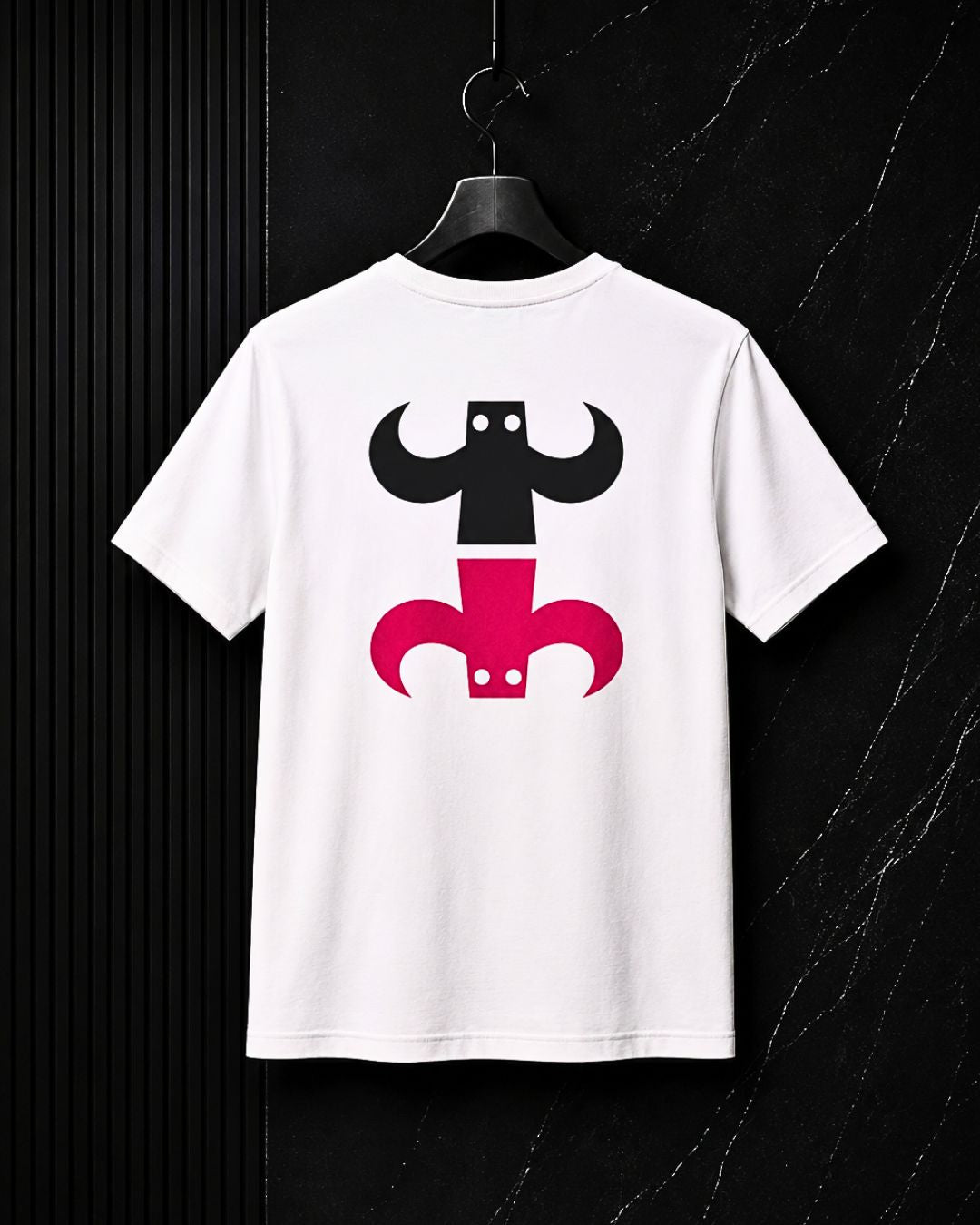 Camiseta gráfica de figuras minimalistas.